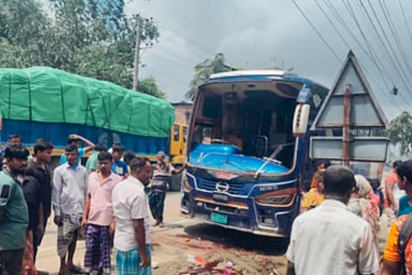 বগুড়ায় নিয়ন্ত্রণ হারিয়ে বাসের চাপায় ৬ শ্রমিক নিহত, আহত ১০