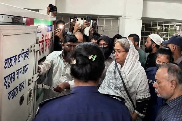 প্যারোলে মুক্তি পেয়ে স্বামীকে শেষ বিদায় জানালেন দীপু মনি