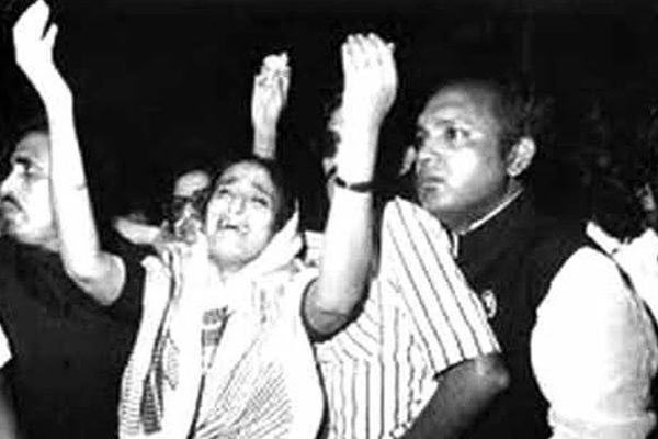"দেশ বাঁচানোর শ্লোগান শেখ হাসিনার প্রত্যাবর্তন"।প্রত্যাবর্তন দিবসে একটি আশার আলো - 