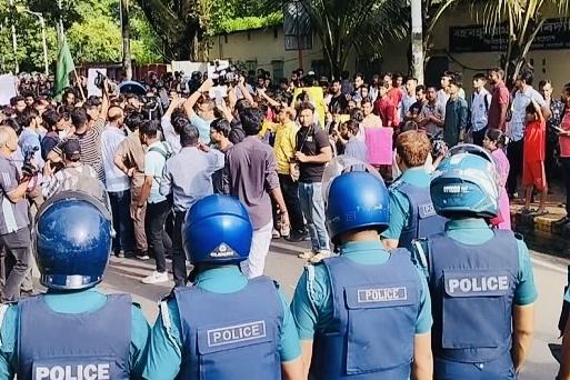 চট্টগ্রামে রাজনৈতিক উত্তাপ: জিইসি মোড় থেকে দেওয়ানহাট পর্যন্ত সভা-সমাবেশে পুলিশের নিষেধাজ্ঞা
