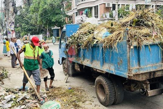 ঈদুল আজহা উপলক্ষে রাজধানীজুড়ে কোরবানির ব্যস্ততা, বর্জ্য অপসারণে সিটি করপোরেশনের বিশেষ কার্যক্রম।