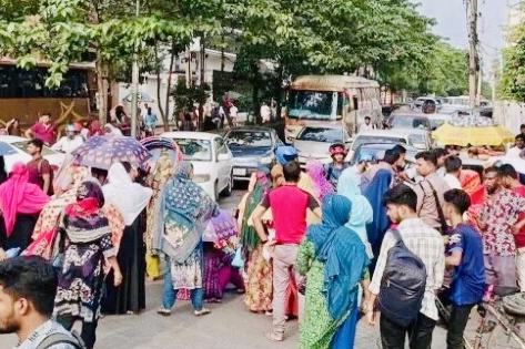 বকেয়া বেতনসহ ৭ দফা দাবিতে মহাখালী-তেজগাঁও সড়ক অবরোধ, তীব্র যানজটে নগরবাসীর ভোগান্তি