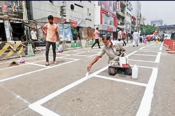 রাজধানীতে হকার ছয় লাখ, বৈধভাবে বসার সুযোগ মাত্র চার হাজারের