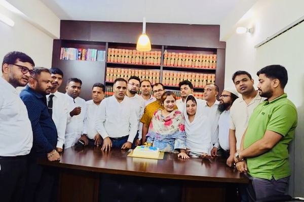 আওয়ামী লীগের ৭৭তম প্রতিষ্ঠাবার্ষিকীতে ঢাকা জজ কোর্ট ও সুপ্রিম কোর্টে আইনজীবীদের কেক কেটে উদযাপন