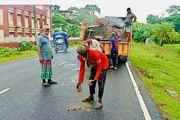১৩ কোটি টাকার সড়ক সংস্কার ১০ দিনেই বেহাল, বৃষ্টির মধ্যেই চলছে ফের জোড়াতালি
