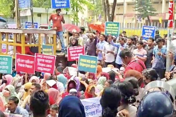 আগস্টেই যোগদানের দাবিতে শাহবাগে শিক্ষকদের অবস্থান কর্মসূচি