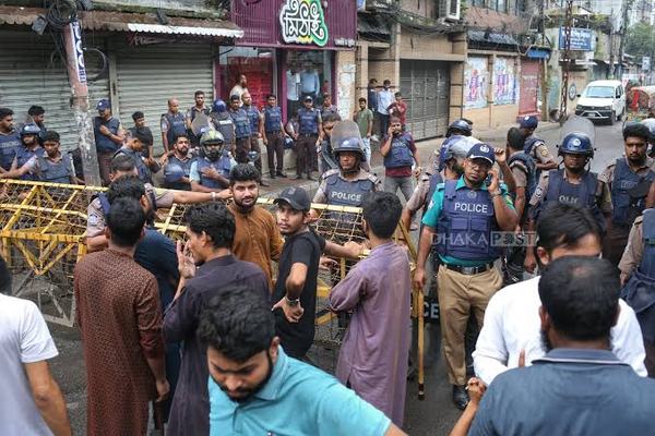 বকশীবাজারে সরকারি আলিয়া মাদ্রাসার প্রবেশপথে পুলিশের ব্যারিকেড