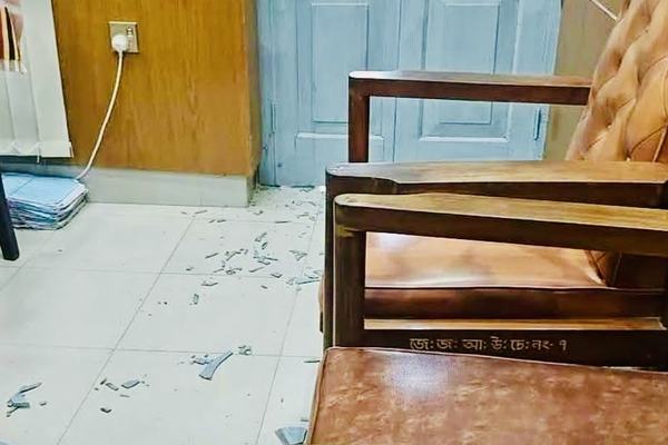 বিদ্যুৎ নিয়ে বিচারকের মন্তব্যের অভিযোগ, চাঁপাইনবাবগঞ্জ আদালতে বিক্ষোভ-ভাঙচুর