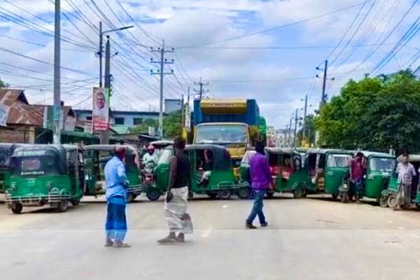 গ্যাসের জন্য রাতভর অপেক্ষা, মহাসড়ক অবরোধে অটোরিকশা, চালকরা।