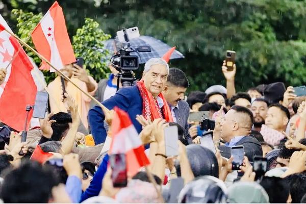 গ্রেপ্তারি পরোয়ানা মাথায় নিয়েই দেশে ফিরলেন নেপালের সাবেক প্রধানমন্ত্রী দেউবা।