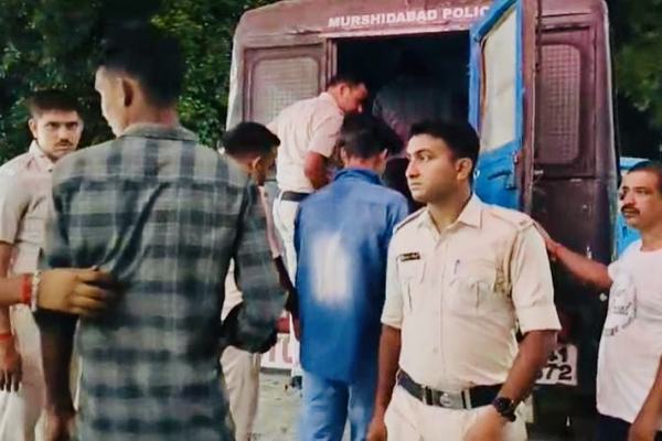 পশ্চিমবঙ্গের দুই জেলায় বাংলাদেশি সন্দেহে ১৭ জন আটক