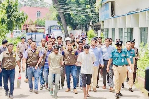 রংপুরের চার খুন: পুলিশের দাবি ও ময়নাতদন্তে ভিন্ন তথ্য, তদন্তের ভার ডিবিতে