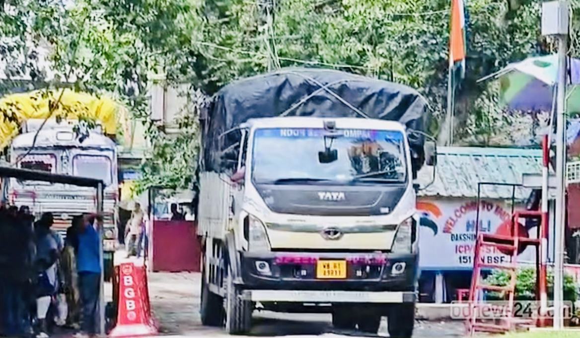 হিলি স্থলবন্দরে ফিরল বাণিজ্যের গতি, ধর্মঘট প্রত্যাহারে ভারতীয় পণ্যবাহী ট্রাক ঢুকছে