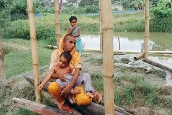 ঘরভাড়ার ৫০০ টাকা দিতে চুল বিক্রি, দুই সন্তান নিয়ে রেললাইনের পাশে রেহানা