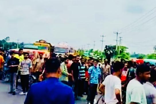 লোডশেডিংয়ের জেরে বিপর্যস্ত জনজীবন, ক্ষুব্ধ জনতা রাস্তায়।
